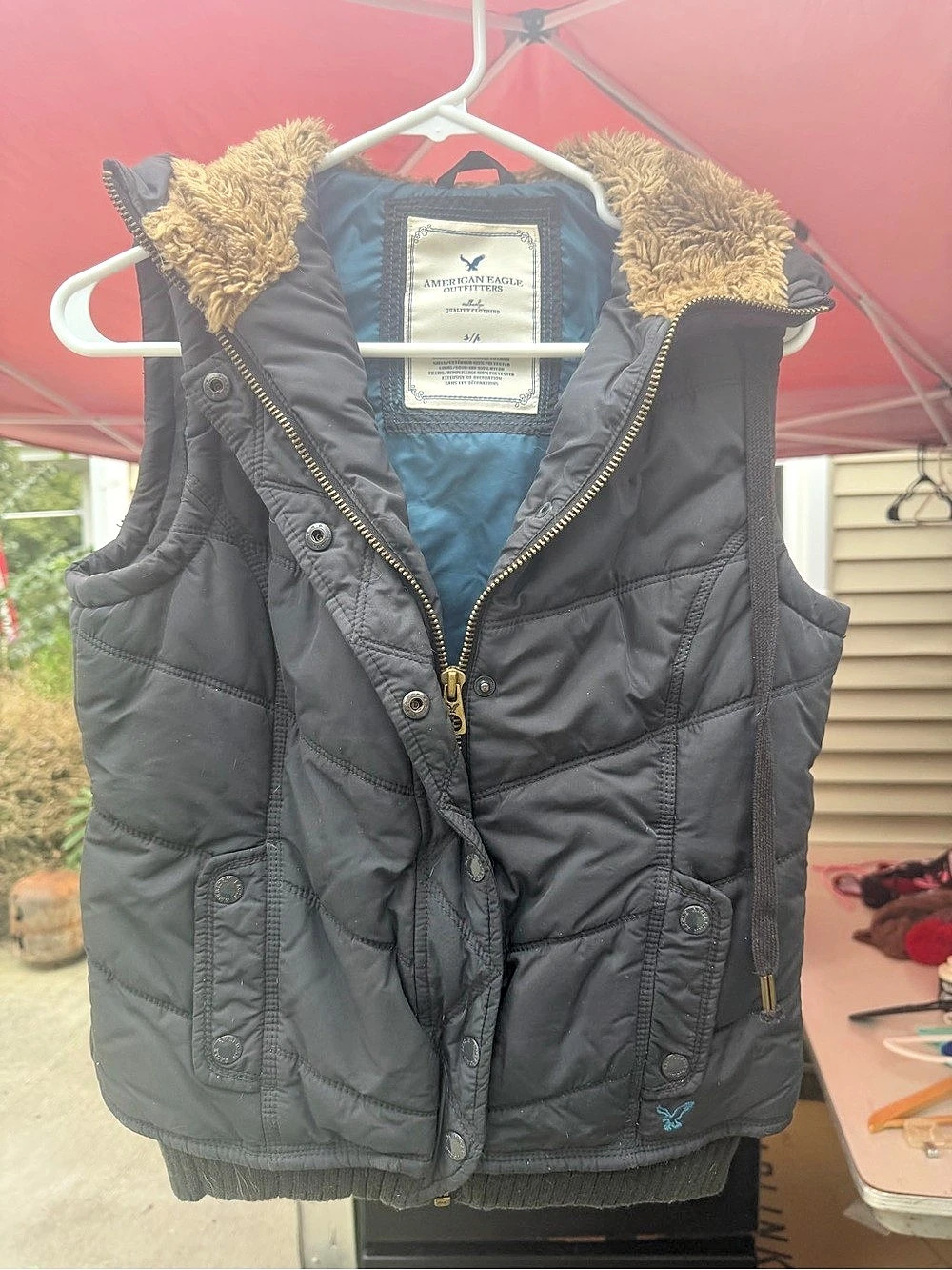 American Eagle Hooded Quilted Vest in Navy